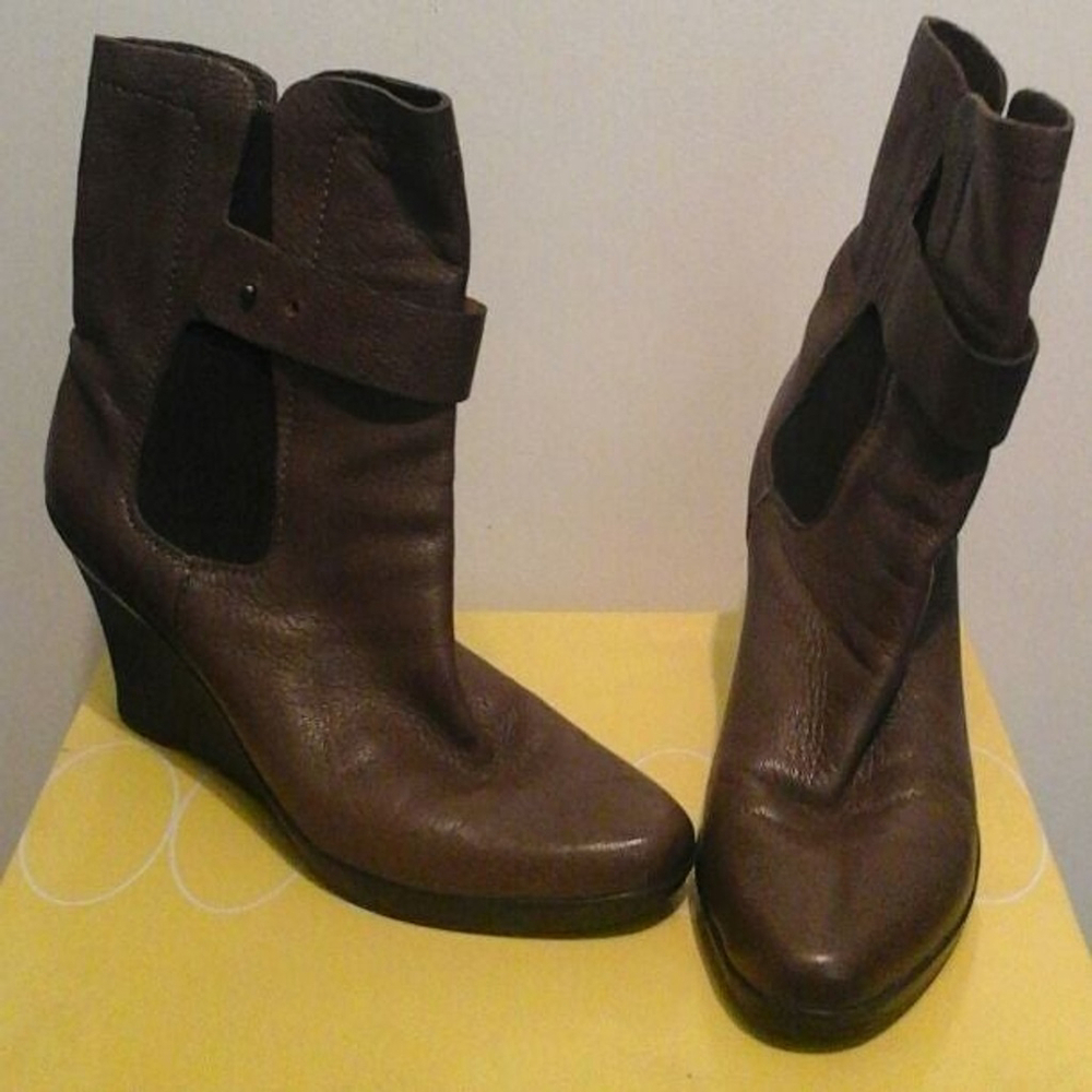Circa Wedge Boots size9